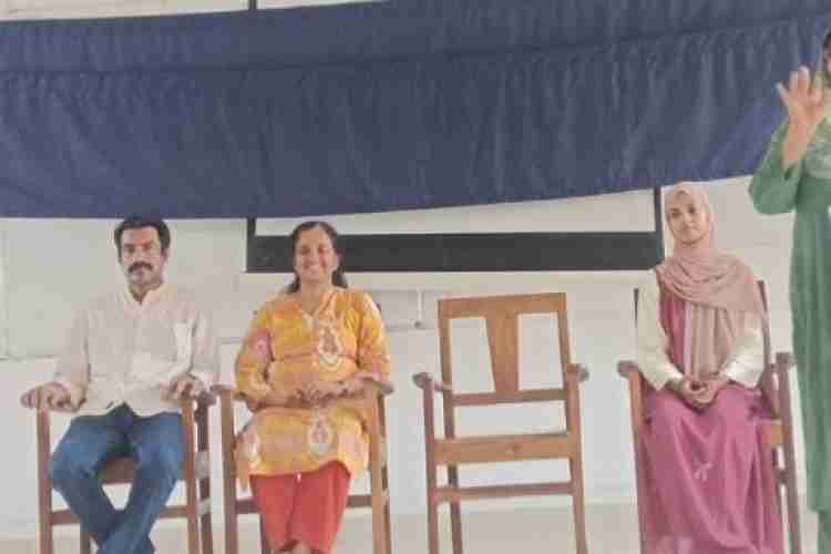 ഗവ. ചിൽഡ്രൻസ് ഹോം (ഗേൾസ്) ഓഡിറ്റോറിയത്തിൽ സംഘടിപ്പിച്ച 'വർണ്ണച്ചിറകുകൾ' ചിത്രകലാ  ശിൽപശാലയിൽ നിന്ന്