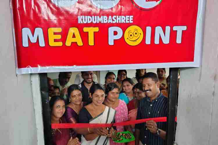 കുടുംബശ്രീയുടെ നേതൃത്വത്തിൽ പുൽപള്ളി ഗ്രാമ പഞ്ചായത്തിൽ ആരംഭിച്ച ടേക്ക് എവേ കൗണ്ടർ പുൽപള്ളി ഗ്രാമ പഞ്ചായത്ത് പ്രസിഡന്റ്‌ ബിന്ദു പ്രകാശ്  ഉദ്ഘാടനം ചെയ്യുന്നു.