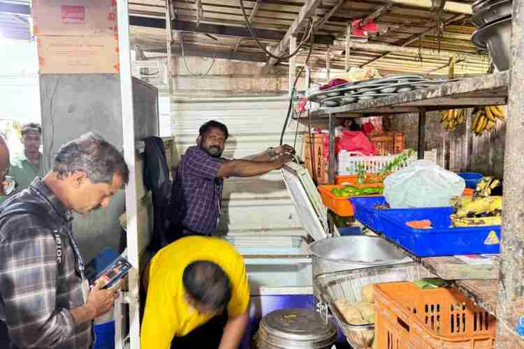 ഭക്ഷ്യപാനീയ വിതരണ സ്ഥാപനങ്ങളിൽ  പരിശോധന; 75 കടകൾക്ക് നോട്ടീസ്, 3 കടകൾ പൂട്ടാൻ നിർദേശം