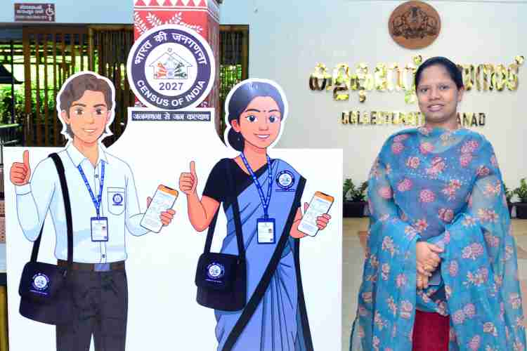 കളക്ടറേറ്റിൽ അനാച്ഛാദനം ചെയ്ത സെൻസസ് ഔദ്യോഗിക ഭാഗ്യ ചിഹ്നങ്ങളായ വികാസ്, പ്രഗതി എന്നിവയ്ക്കൊപ്പം ജില്ലാ കളക്ടർ ഡി.ആർ മേഘശ്രീ