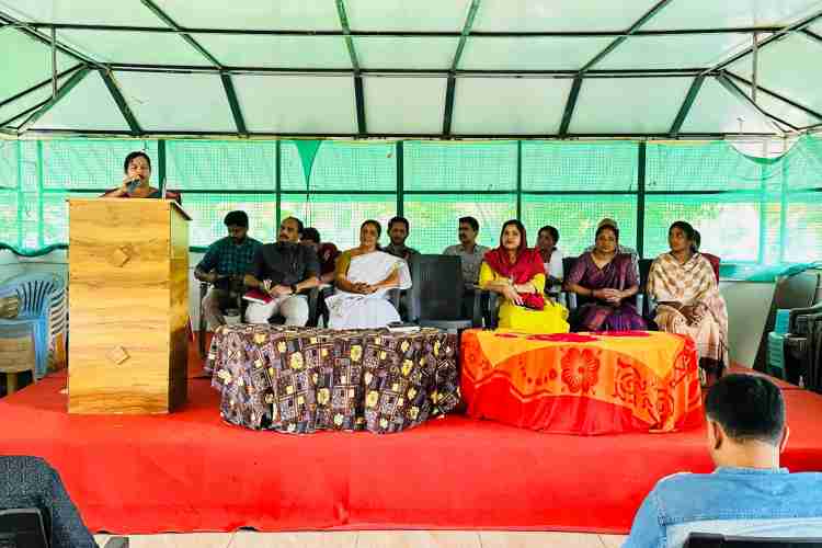 ജില്ലാതല സ്കൂൾ പ്രവേശനോത്സവത്തിന്റെ സംഘാടക സമിതി യോഗം പെരിക്കല്ലൂർ ഹയർ സെക്കണ്ടറി സ്കൂളിൽ ജില്ലാ പഞ്ചായത്ത് പ്രസിഡന്റ്  ചന്ദ്രിക കൃഷ്ണൻ ഉദ്ഘാടനം ചെയ്യുന്നു