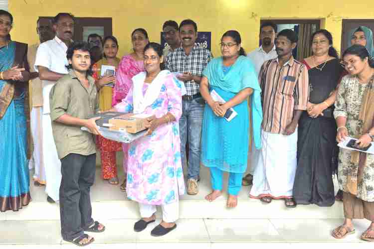 ഉയർന്ന കോഴ്സുകൾക്ക് പ്രവേശനം നേടുകയും പഠന മികവ് പ്രകടിപ്പിക്കുകയും ചെയ്ത പട്ടികജാതി, പട്ടികവർഗ്ഗ വിദ്യാർത്ഥികൾക്കുള്ള ലാപ്‍ടോപ്പ് വിതരണം തരിയോട് ഗ്രാമപഞ്ചായത്ത് പ്രസിഡന്റ് സൂസി ബാബു ഉദ്ഘാടനം ചെയ്യുന്നു