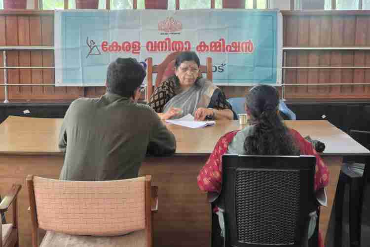 കളക്ടറേറ്റ് കോണ്‍ഫറന്‍സ് ഹാളില്‍ നടന്ന വനിതാ കമ്മീഷന്‍ സിറ്റിങ്ങില്‍ കമ്മീഷന്‍ അധ്യക്ഷ പി സതീദേവി പരാതികള്‍ കേള്‍ക്കുന്നു