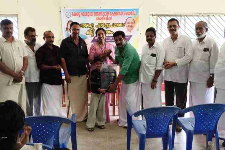വിദ്യാര്‍ഥികള്‍ക്കുള്ള പഠനോപകരണ കിറ്റ് വിതരണം