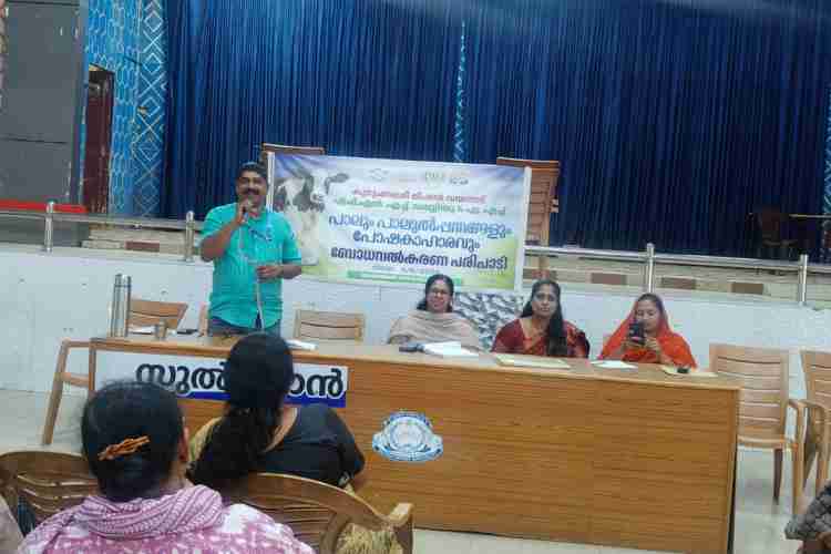 കുടുംബശ്രീ ജില്ലാമിഷന്റെ നേതൃത്വത്തില്‍ സുല്‍ത്താന്‍ ബത്തേരി മുനിസിപ്പാലിറ്റി ഹാളില്‍ സംഘടിപ്പിച്ച ബോധവല്‍ക്കരണ ക്ലാസില്‍ ജൂനിയര്‍ ഹെല്‍ത്ത് ഇന്‍സ്‌പെക്ടര്‍ ബാബു ക്ലാസെടുക്കുന്നു