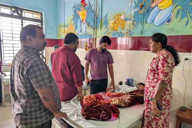 ചികിത്സയില്‍ കഴിയുന്ന കോളിയാടി മാര്‍ ബസേലിയോസ് എ.യു.പി സ്‌കൂളിലെ കുട്ടികളെ സംസ്ഥാന ഭക്ഷ്യ കമ്മീഷന്‍ അംഗം പി രമേശനും മറ്റ് ഉദ്യോഗസ്ഥരും സന്ദര്‍ശിക്കുന്നു 