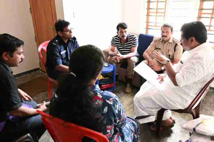 മണ്ണിടിച്ചിലുമായി ബന്ധപ്പെട്ട് കള്ളാടിയിൽ ചേർന്ന അവലോകനയോഗത്തിൽ മന്ത്രി എ പി അനിൽകുമാർ സംസാരിക്കുന്നു