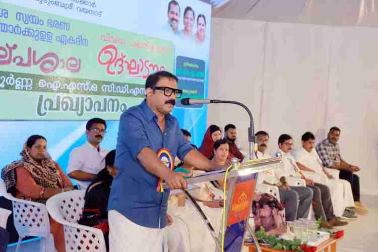 തദ്ദേശ സ്വയംഭരണ സ്ഥാപന അധ്യക്ഷന്മാർക്കുള്ള ഏകദിന ശില്പശാലയും വിവിധ പദ്ധതികളുടെ ഉദ്ഘാടനവും തദ്ദേശ സ്വയംഭരണ വകുപ്പ് മന്ത്രി കെ എം ഷാജി മുട്ടിൽ എം ആർ ഓഡിറ്റോറിയത്തിൽ നിർവഹിക്കുന്നു