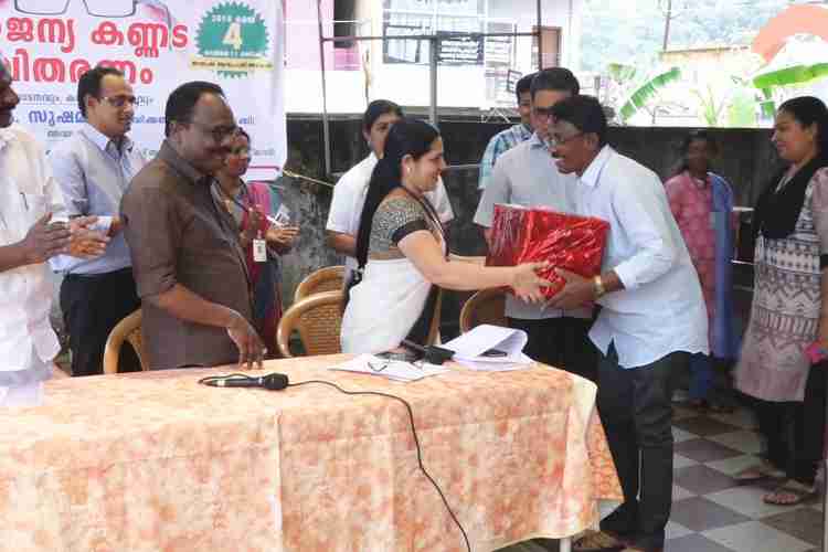 അടിമാലി താലൂക്ക് ആശുപത്രിയിലെ നേത്ര വിഭാഗത്തിന്റെ നേതൃത്വത്തില്‍ നട സൗജന്യ കണ്ണട വിതരണ ചടങ്ങില്‍ നി് 