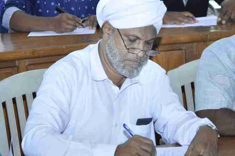 വായനാപക്ഷാചരണത്തിന്റെ ഭാഗമായി ജില്ലാ ഇന്‍ഫര്‍മേഷന്‍ ഓഫീസും  ജില്ലാ സാക്ഷരതാ മിഷനും സംയുക്തമായി  ജില്ലാ പഞ്ചായത്ത് അനക്‌സ് ഹാളില്‍ സംഘടിപ്പിച്ച സാഹിത്യ രചനാ മത്സരത്തില്‍ അബ്ദുള്ള മൗലവി.
