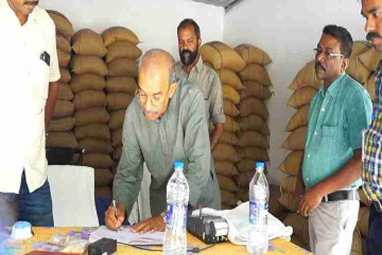 അടിമാലി വാളറയിലെ റേഷന്‍കടയില്‍ ഫുഡ് കമ്മിഷന്‍ അംഗം അഡ്വക്കേറ്റ്  ബി രാജേന്ദ്രന്‍ പരിശോധന നടത്തുന്നു