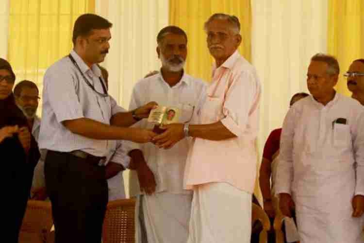 തൃക്കരിപ്പൂരില്‍ ജന്‍ വിജ്ഞന്‍ യാത്ര ജില്ലതല ഉദ്ഘാടനം എ.ഡി.എം: എന്‍.ദേവീദാസ് നിര്‍വഹിക്കുന്നു എ.ഡി.എം1 :- ജന്‍ വിജ്ഞന്‍ യാത്ര ജില്ലാതല യാത്രയില്‍ തൃക്കരിപ്പൂരില്‍ കര്‍ഷകനെ ആദരിക്കുന്നു.