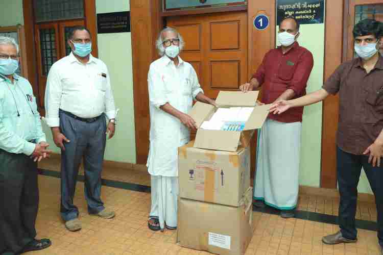കോവിഡ് പ്രതിരോധ പ്രവര്‍ത്തനങ്ങള്‍ക്കായി എംഎല്‍എ ആസ്തി വികസന ഫണ്ടില്‍ നിന്നും അനുവദിച്ച ഒരു കോടി രൂപയുടെ ഉപകരണങ്ങളില്‍ ഒന്നാം ഘട്ടം ലഭിച്ച  ഉപകരണങ്ങള്‍ മന്ത്രി രാമചന്ദ്രന്‍ കടന്നപ്പള്ളി ജില്ലാ ഗവ.ആശുപത്രിക്ക്  കൈമാറുന്നു
