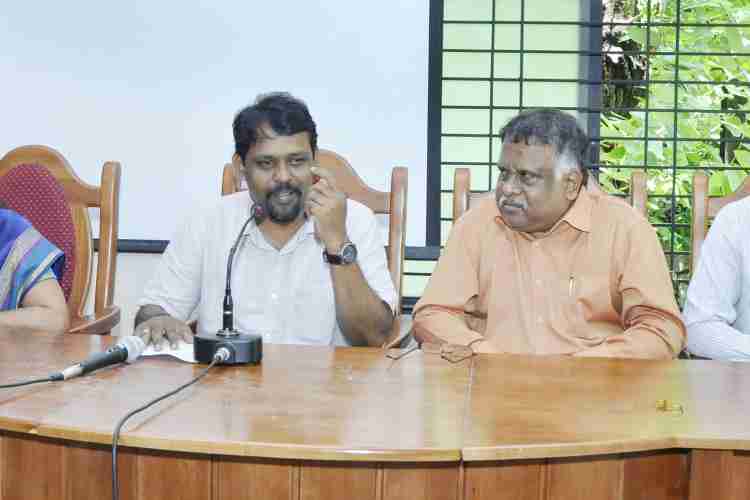 ആത്മ പരിശീലന കേന്ദ്രത്തില്‍ സംഘടിപ്പിച്ച വിള ഇന്‍ഷുറന്‍സ് അവലോകന യോഗത്തില്‍ ജില്ലാ കളക്ടര്‍ ഡോ.ഡി സജിത് ബാബു സംസാരിക്കുന്നു.