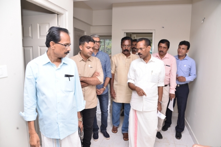 അടിമാലി മച്ചിപ്ലാവില് ഭവനം ഫൗേഷന് നിര്മ്മിച്ച ഫ്ളാറ്റ് സമുച്ചയം മന്ത്രി ടി പി രാമക്യഷ്ണന് സന്ദര്ശിക്കുു.