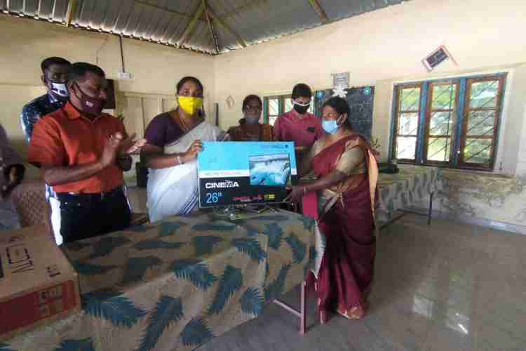 പീരുമേട് സ്പൈസ് സൊസൈറ്റിയുടെ ആഭിമുഖ്യത്തില് ഓണ്ലൈന് പഠനത്തിനായി  വിദ്യാര്ത്ഥികള്ക്ക് നല്കുന്ന ടിവി വിതരണോദ്ഘാടനം, ഇ എസ്.ബിജിമോള് എം എല് എ നിര്വ്വഹിക്കുന്നു