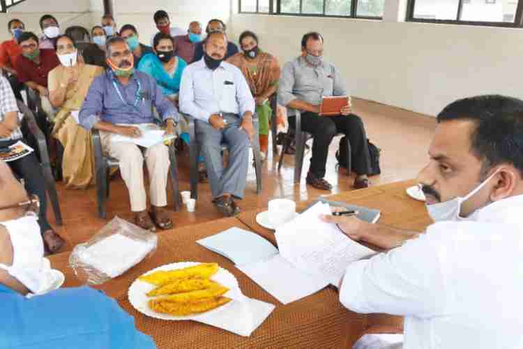 ബി എസ് എൻ എൽ ഉദ്യോഗസ്ഥരുമായി തൊടുപുഴയിൽ ഡീൻ കുര്യാക്കോസ് എം പി ചർച്ച നടത്തുന്നു.പ്രിൻസിപ്പൽ ജനറൽ മനേജർ ഡോ.ഫ്രാൻസീസ് ജോർജ്ജ്, ഡപ്യൂട്ടി ജനറൽ മനേജർ ജോർജ്ജ് വർഗീസ് എന്നിവർ സമീപം