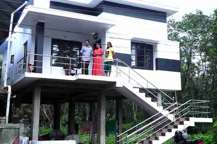  കെയര്‍ഹോം പദ്ധതി പ്രകാരം നിര്‍മിച്ച ഭവനത്തില്‍ ദേവസ്യയും കുടുംബവും.
