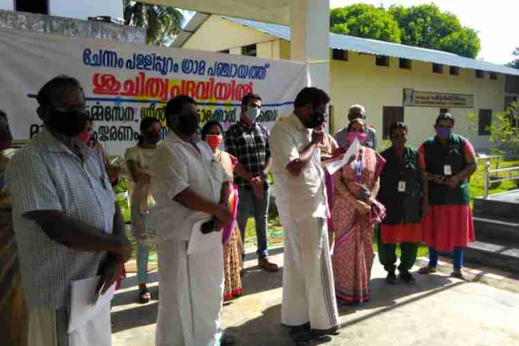 പള്ളിപ്പുറം ഗ്രാമപഞ്ചായത്ത് പ്രസിഡന്റ് പി.ആര്‍ ഹരിക്കുട്ടന്‍ ശുചിത്വ പദവി പ്രഖ്യാപനം നടത്തുന്നു.