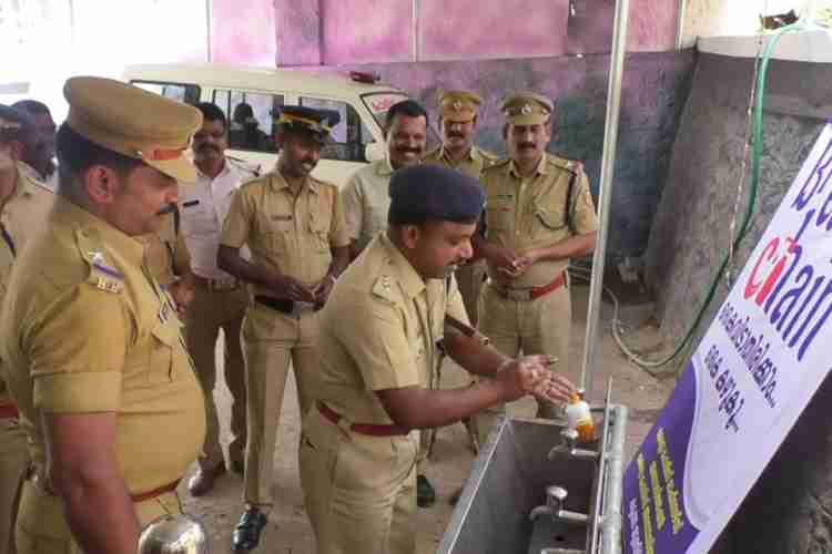 ബ്രേക്ക് ദ ചെയിൻ' ക്യാമ്പയിന്റെ ഭാഗമായി കട്ടപ്പന പോലീസ് സ്റ്റേഷനിൽ ക്രമീകരിച്ചിരിക്കുന്ന കൈ കഴുകൽ സംവിധാനം കട്ടപ്പന ഡി വൈ എസ്പി. എൻ സി രാജ്മോഹൻ കൈ കഴുകി കൊണ്ട് ഉദ്ഘാടനം ചെയ്യുന്നു.