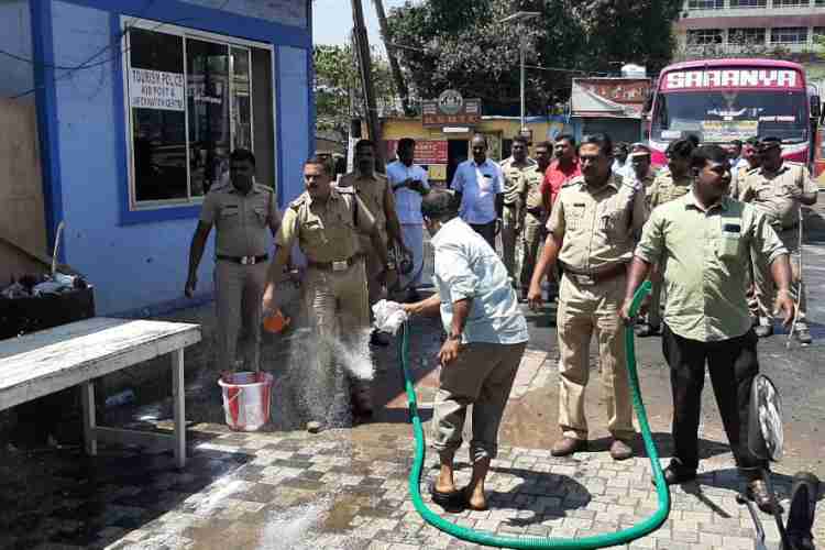 കോവിഡ്- 19 പ്രതിരോധത്തിന്റെ ഭാഗമായി പോലീസും പൊതുജനവും ചേര്‍ന്ന് കുമളി ടൗണും ബസ് സ്റ്റാന്റും കഴുകി ശുചീകരിക്കുന്നു.