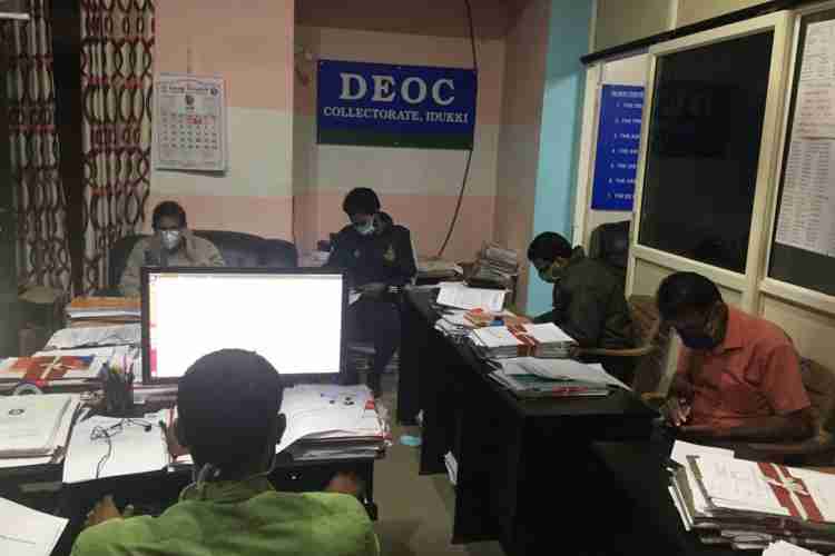 രാജമല പെട്ടിമുടി ദുരന്തത്തില്‍ രക്ഷാദൗത്യം ഏകോപിപ്പിച്ച് കൊണ്ട് ജില്ലാ കളക്ടര്‍ എച്ച്. ദിനേശനും ഉദ്യോഗസ്ഥരും ജില്ലാ ദുരന്തനിവാരണ വിഭാഗത്തില്‍ അര്‍ദ്ധരാത്രിയിലും കര്‍മ്മനിരതരായപ്പോള്‍ .....