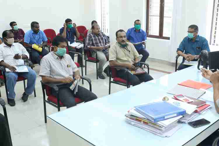 ജില്ലാ കളക്ടര്‍ എച്ച് ദിനേശന്റെ അധ്യക്ഷതയില്‍ കളക്ട്രേറ്റില്‍ ചേര്‍ന്ന അവലോകന യോഗം