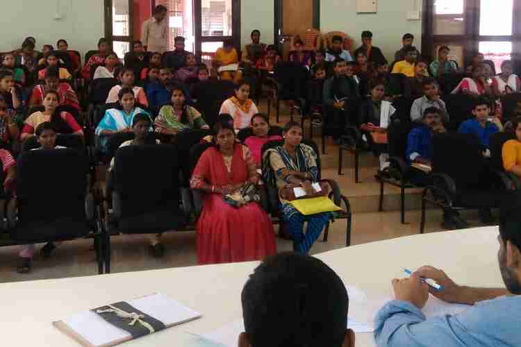      കളക്ടറേറ്റ് കോണ്‍ഫറന്‍സ് ഹാളില്‍ പട്ടികവര്‍ഗവികസനവകുപ്പിന്റെ ആഭിമുഖ്യത്തില്‍ സംഘടിപ്പിച്ച പിജി ബിരുദധാരികളുടെ സംഗമത്തില്‍ നിന്ന്.