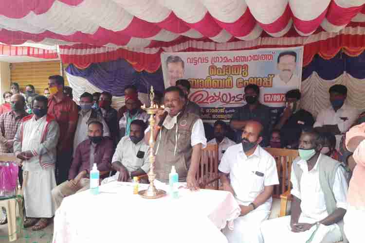 വട്ടവടയിലെ പൊതു ബാര്‍ബര്‍ ഷോപ്പിന്റെ ഉദ്ഘാടനം എം എല്‍ എ എസ് രാജേന്ദ്രന്‍ നിര്‍വ്വഹിക്കുന്നു