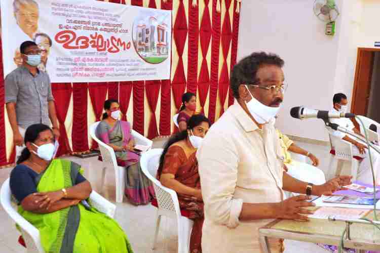 വടക്കഞ്ചേരി ഗ്രാമ പഞ്ചായത്തിലെ ഇ.എം.എസ് സ്മാരക കമ്മ്യൂണിറ്റി ഹാൾ ഉദ്ഘാടനം മന്ത്രി എ.കെ ബാലൻ നിർവഹിക്കുന്നു.