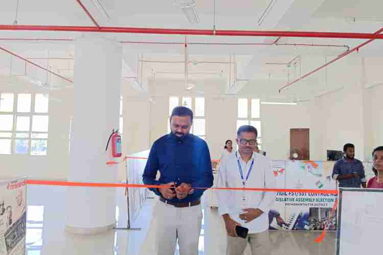 കലക്ടറേറ്റ് കണ്‍്‌ട്രോള്‍ റൂം ഉദ്ഘാടനം ജില്ല കലക്ടര്‍ എസ് പ്രേം കൃഷ്ണന്‍ നിര്‍വഹിക്കുന്നു