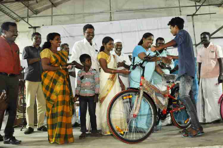 പീരുമേട് പഞ്ചായത്ത് ഓഫീസില്‍ പ'ികജാതി കു'ികള്‍ക്കുള്ള സൈക്കിള്‍ വിതരണം ഇ.എസ്. ബിജിമോള്‍ എം.എല്‍.എ ഉദ്ഘാടനം ചെയ്യുു.