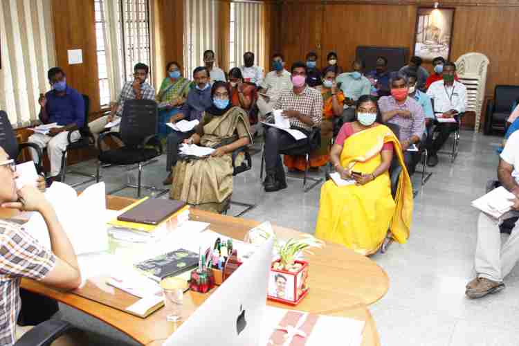 കളക്ടറേറ്റില്‍ കമ്മ്യൂണിറ്റി റെസ്‌ക്യൂ വോളന്റീയര്‍ സര്‍വീസസ്, സാമൂഹിക സന്നദ്ധസേന, സിവില്‍ ഡിഫന്‍സ് എന്നിവയുടെ പ്രവര്‍ത്തനങ്ങള്‍ ജില്ലാ കളക്ടര്‍ പി.ബി നൂഹിന്റെ അധ്യക്ഷതയില്‍ അവലോകനം ചെയ്യുന്നു.  (പിഎന്‍പി 2532/20)