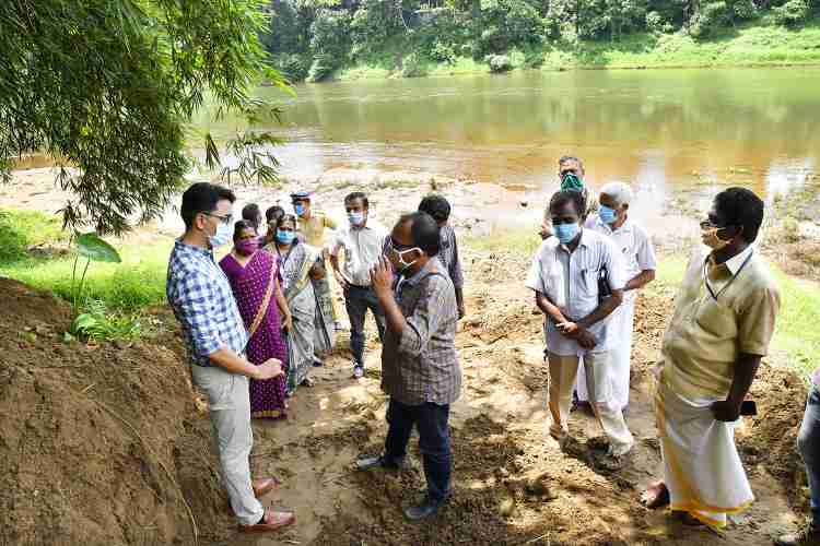 പമ്പാനദിയുടെ തീരങ്ങളില്‍ അടിഞ്ഞുകൂടിയ പ്രളയ അവശിഷ്ടങ്ങള്‍ നീക്കം ചെയ്യുന്ന പ്രവര്‍ത്തനങ്ങള്‍ ജില്ലാ കളക്ടര്‍ പി.ബി നൂഹ് സന്ദര്‍ശിച്ചു വിലയിരുത്തി.