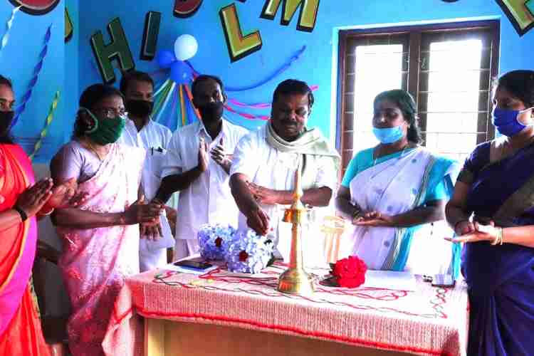 ഡോബിപാലം അംഗണവാടിയുടെ  ഉദ്ഘാടനം ദേവികുളം എം.എല്.എ  എസ് രാജേന്ദ്രന് നിര്വ്വഹിക്കുന്നു.
