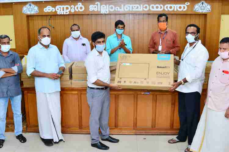 ഇ ക്ലാസ് ചലഞ്ചിന്റെ ഭാഗമായി  ദയ ചാരിറ്റമ്പിള്‍ ട്രസ്റ്റ് പതിനഞ്ച് സ്മാര്‍ട്ട് ടിവികള്‍ ജില്ലാ പഞ്ചായത്തില്‍ വച്ച് സബ് കളക്ടര്‍ ആസിഫ് കെ യൂസഫിന് കൈമാറുന്നു