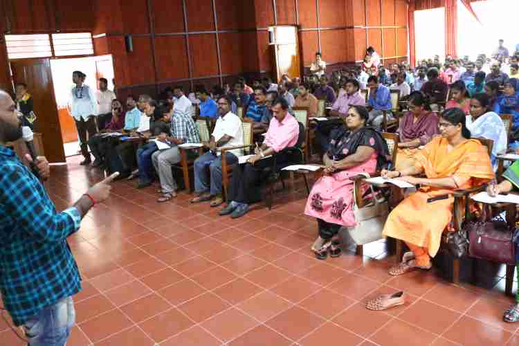 കളക്ടറേറ്റ് കോഫറന്‍സ് ഹാളില്‍ നടന്ന പരിശീലന പരിപാടിയില്‍ ഇ-ഗ്രാന്റ്‌സ് പരിശീലകന്‍ മനോ ക്ലാസ് എടുക്കുന്നു.