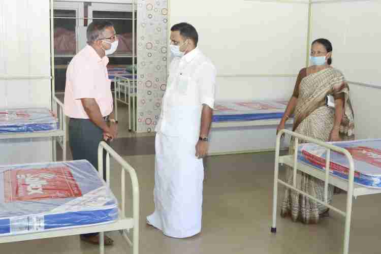 തൊടുപുഴയില് പണി പൂര്ത്തികരിച്ച് തയ്യാറായ ഫസ്റ്റ് ലൈന് ട്രീറ്റ്മെന്റ് സെന്റര് അഡ്വ.ഡീന് കുര്യാക്കോസ് എം പി സന്ദര്ശിക്കുന്നു  