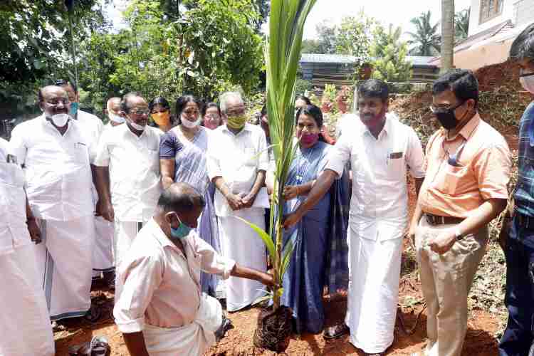 കേരള സര്‍ക്കാര്‍ സഹകരണ വകുപ്പ് നടപ്പാക്കുന്ന ഹരിതം സഹകരണം പരിപാടിയുടെ ജില്ലാതല ഉദ്ഘാടനം മണക്കാട് സര്‍വ്വീസ് സഹകര ബാങ്കിന് മുന്‍പില്‍ തൈ നട്ട് ജില്ലാ ജോയിന്റ് രജിസ്ട്രാര്‍ ഷേര്‍ളി എസ് നിര്‍വ്വഹിക്കുന്നു.