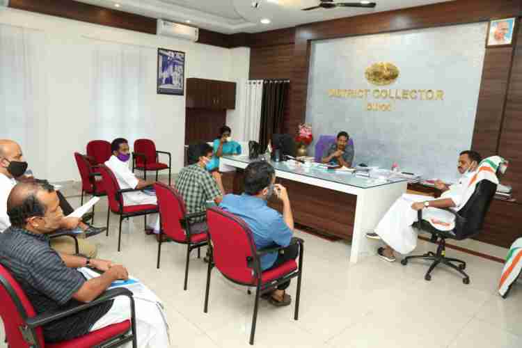 ജലജീവന് മിഷന് പദ്ധതിയുടെ  ഏകോപന സമിതി യോഗം ജില്ലാ കളക്ടര് എച്ച് ദിനേശന്റെ  അധ്യക്ഷതയില് കളക്ടറേറ്റില് ചേരുന്നു.   അഡ്വ. ഡീന് കുര്യാക്കോസ് എംപി സമീപം.