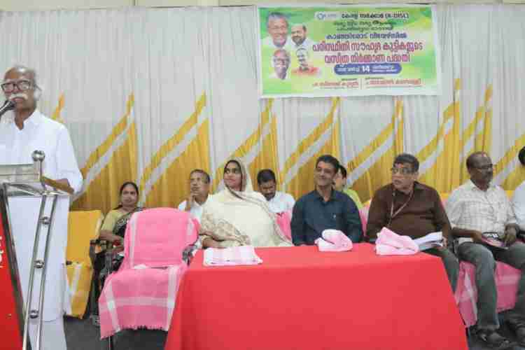 കാഞ്ഞിരോട് വീവേഴ്‌സിൽ കുട്ടികളുടെ പരിസ്ഥിതി സൗഹൃദ വസ്ത്ര നിർമ്മാണ പദ്ധതി ഉദ്ഘാടനം ചെയ്തു  കാഞ്ഞിരോട് വീവേഴ്‌സിൽ പുതുതായി ആരംഭിക്കുന്ന കുട്ടികളുടെ പരിസ്ഥിതി സൗഹൃദ വസ്ത്ര നിർമ്മാണ പദ്ധതി രജിസ്ട്രേഷൻ പുരാവസ്തു പുരാരേഖ മ്യൂസിയം വകുപ്പ് മന്ത്രി രാമചന്ദ്രൻ കടന്നപ്പള്ളി ഉദ്ഘാടനം ചെയ്തു. മുണ്ടേരി ഗ്രാമപഞ്ചായത്ത് പ്രസിഡന്റ് കെ.സി റസീന അധ്യക്ഷയായി.  കെ ഡിസ്‌കിന്റെ 'ഒരു ജില്ല ഒരു ആശയം' പദ്ധതിയുടെ ഭാഗമായി പരമ്പരാഗത കൈത്തറി മേഖലയെ ശക്തിപ്പെടുത്തുന്നതിനും ഉൽപ്പന്ന വൈവിധ്യവത്കരണവും പരിസ്ഥിതി സൗഹൃദ നിർമ്മാണ രീതികളും പ്രോത