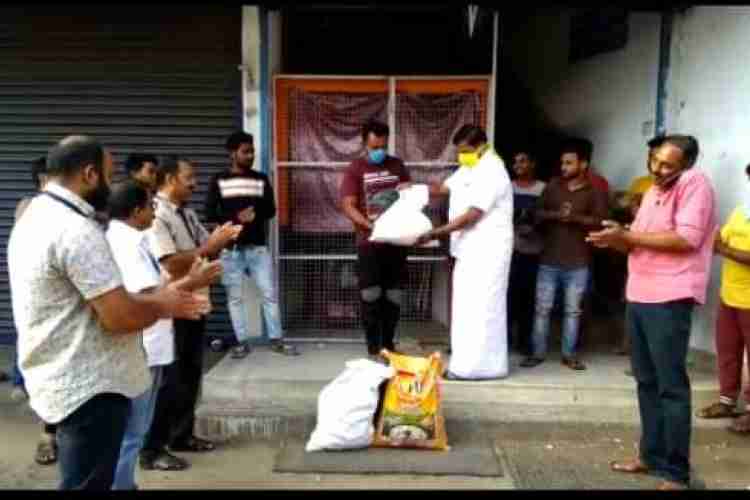 കട്ടപ്പന നഗരസഭയുടെ നേതൃത്വത്തില്‍ അതിഥി തൊഴിലാളികള്‍ക്ക് അവശ്യ സാധനങ്ങള്‍ എത്തിച്ചു നല്കുന്നു.