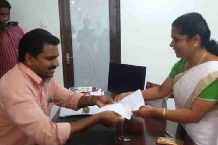 കട്ടപ്പന ബ്ലോക്ക് പഞ്ചായത്ത് പ്രസിഡന്റ് സാലി ജോളി, ബിഡിഒ ബി ധനേഷിനു ് രാജിക്കത്ത് സമര്പ്പിക്കുന്നു.