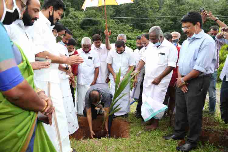 വാഴത്തോപ്പ് സര്‍വ്വീസ് സഹകരണ ബാങ്കിന്റെ നേതൃത്വത്തില്‍ ഹരിതം സഹകരണം പദ്ധതിയുടെ താലൂക്ക്തല ഉദ്ഘാടനം ഇടുക്കി മെഡിക്കല്‍ കോളേജ് അങ്കണത്തില്‍ തെങ്ങിന്‍തൈ നട്ടു കൊണ്ട് ജില്ലാ കലക്ടര്‍ എച്ച്.ദിനേശന്‍ നിര്‍വ്വഹിക്കുന്നു.