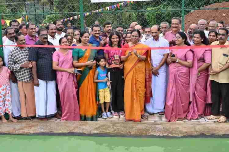 കൂടാളി ഗ്രാമ പഞ്ചായത്ത് കൊളപ്പ വോളി ബോൾ സിന്തറ്റിക്ക് ഗ്രൗണ്ട് ഉദ്ഘാടനം കെ.കെ ശൈലജ ടീച്ചർ എം എൽ എ നിർവ്വഹിക്കുന്നു