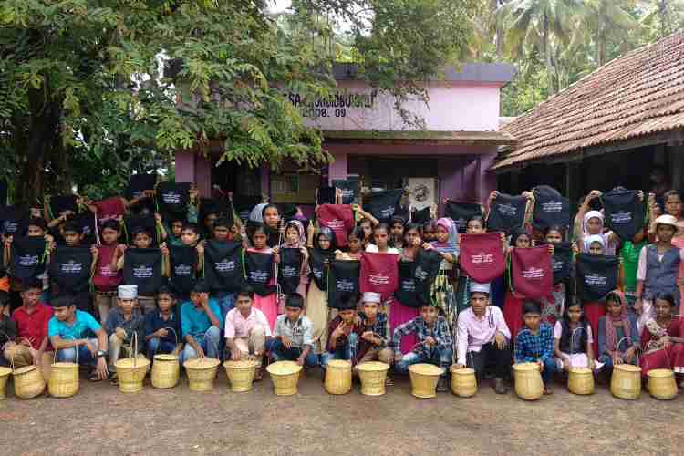 കൂളിയാട് ഗവ.ഹൈസ്‌കൂളിലൈ കുട്ടികള്‍ക്ക് തുണി സഞ്ചിയും ക്ലാസ് മുറികളിലേക്കുള്ള മുള കൊണ്ടുള്ള വേസ്റ്റ്ബിന്നും വിതരണം ചെയ്തപ്പോള്‍. 