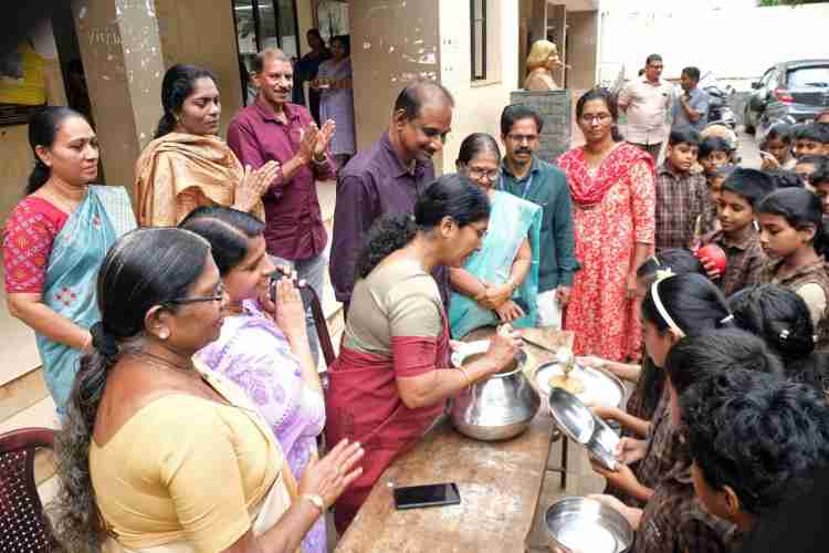 'ഗുഡ് മോർണിംഗ്' ഇടവേള ഭക്ഷണ വിതരണ പദ്ധതി നഗരസഭ ചെയർപേഴ്സൺ സുധ കിഴക്കെപ്പാട്ട് ഉദ്ഘാടനം ചെയ്യുന്നു