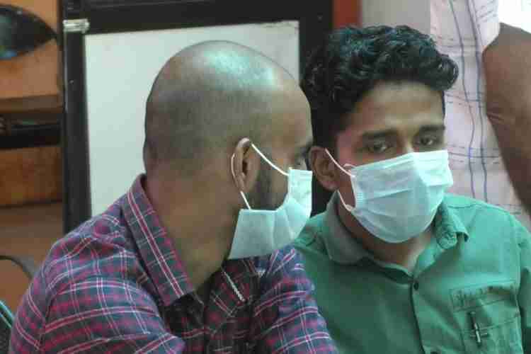 സൗഹൃദം തുടരാം.... മുന്‍കരുതലെടുക്കാം, കൊറോണ ബോധവത്ക്കരണ ഭാഗമായി കട്ടപ്പനയിലെ ക്യാമ്പയിനിലൂടെ വിതരണം ചെയ്ത മാസ്‌ക് ധരിച്ചവര്‍