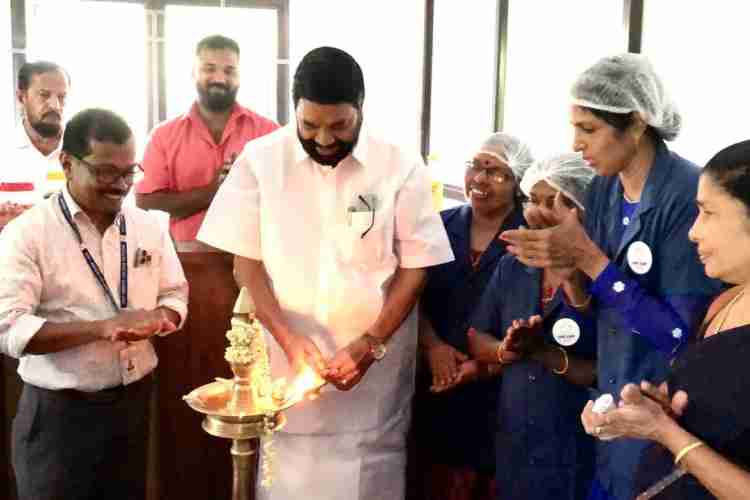 മെഡിക്കല്‍ കോളജ് കുട്ടികളുടെ ആശുപത്രിയില്‍ പ്രവര്‍ത്തനമാരംഭിച്ച കുടുംബശ്രീ സംരംഭമായ ഗ്രാന്‍ഡ് കിച്ചന്‍ റെസ്റ്റോറന്റ് മന്ത്രി വി.എന്‍. വാസവന്‍ ഉദ്ഘാടനം ചെയ്യുന്നു