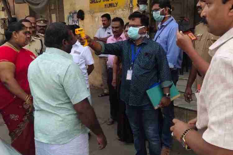 ജില്ലാ അതിര്‍ത്തി മേഖലയായ കുമളിയില്‍ വിദേശീയരുള്‍പ്പെടെ അതിര്‍ത്തി കടന്നെത്തുന്ന യാത്രികര്‍ക്ക് പ്രാഥമിക പരിശോധന നടത്തുന്നു.